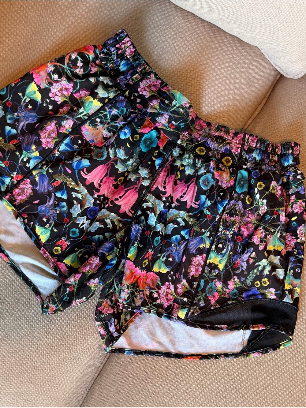 Lululemon Hotty Hot 4 inch Low Rise - LIKE NEW